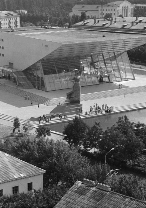 Brutalismus a modernismus v sovětské architektuře: Mistrovská díla ze skla a betonu